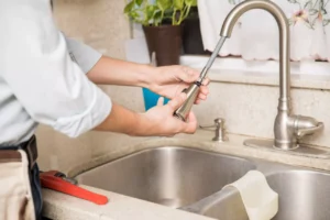 Como desentupir pias de cozinha muito entupida